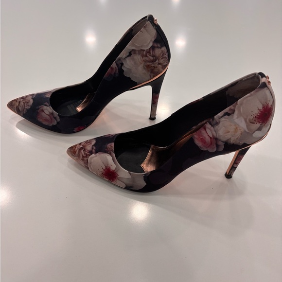Ted Baker Kawaap Chelsea Floral Court Heels in Women’s Size EU 40/US 9 - Picture 3 of 6